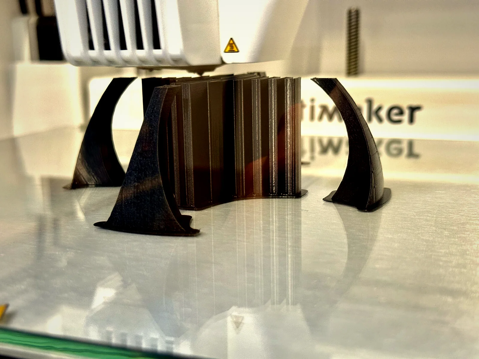 Detailaufnahme eines 3D-Druckers beim Erstellen einer Vase mit Stützstrukturen