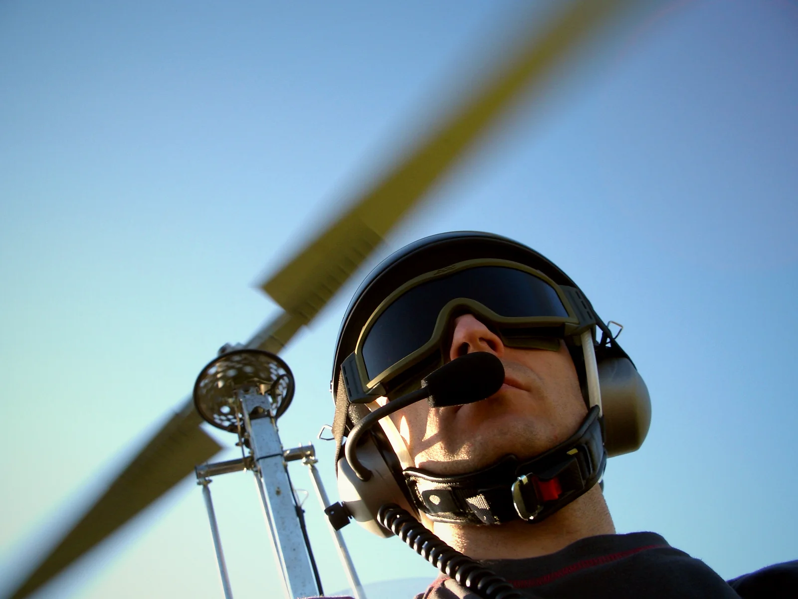 Paul im Cockpit eines Tragschraubers — Helm, Headset und drehender Rotor
